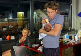 Nach einem Streit raufen Adriana (Isabell Gerschke) und Jobst (Hubertus Grimm) sich wieder zusammen &ndash; des Kindes wegen.