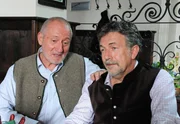 Alfons (Sepp Schauer, l.) freut sich über das Wiedersehen mit seinem alten Freund Julius (Michele Oliveri, r.).