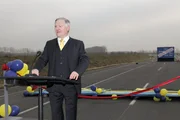 Innenminister (Armin Dallapiccola) Die Helden vermasseln dem Innenminister seine Feierliche Autobahn-Er&ouml;ffnung.