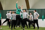 Can (Volkan Isbert, M., grüne Jacke) versucht bei dem Hallenturnier mit einem Handelfmeter das Spiel zu manipulieren... (Fußballer Komparsen)