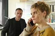 Robert Karow (Mark Waschke, li) befragt die Mitarbeiterin des Fahrradlieferdienstes Inke Traut (Leonie Krieg, re) zu dem toten Rider, der für sie gearbeitet hat. Robert Karow (Mark Waschke, li) befragt die Mitarbeiterin des Fahrradlieferdienstes Inke Traut (Leonie Krieg, re) zu dem toten Rider, der für sie gearbeitet hat.
