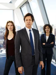 Detective Julia Porter (Saffron Burrows, l.), Detective Zach Nichols (Jeff Goldblum) und Captain Sarah Brooks (Mary Elizabeth Mastrantonio) Detective Julia Porter (Saffron Burrows, l.), Detective Zach Nichols (Jeff Goldblum) und Captain Sarah Brooks (Mary Elizabeth Mastrantonio)