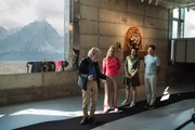 Felix Gottwald (r.), Lilian Klebow (2.v.l.), Reinhold und Diane Messner beim Gespräch im Reinhold Messner Museum auf dem Berg Helm