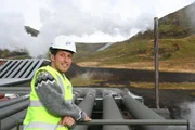 Willi vor den Leitungen des Geothermiekraftwerks. Willi vor den Leitungen des Geothermiekraftwerks.