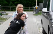 Mechthild Fehrenbach (Diana Körner, h.) ist entsetzt, sie beobachtet das Geiseldrama um das WaPo-Team. Julia Demmler (Wendy Güntensperger, l.) versucht sie zu beruhigen.
