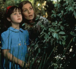 Gemeinsam mit ihrer liebevollen Klassenlehrerin Fr&auml;ulein Honig (Embeth Davidtz, r.) setzt sich Matilda (Mara Wilson, l.) mit ihren besonderen F&auml;higkeiten zur Wehr und taucht die graue Welt, die sie umgibt, in Licht, W&auml;rme und Sonne ...