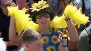 Mit Sonnenblumenkostüm und gelber Federboa tanzt ein Raver am 10. Juli 1999 in Berlin. Bei der Loveparade erwarten die Veranstalter mehr als eine Million Teilnehmer aus aller Welt in der Hauptstadt.
