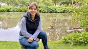 In einem kleinen Hamburger Stadtpark kann Anna einen wilden Nutria ganz aus der Nähe beobachten. In einem kleinen Hamburger Stadtpark kann Anna einen wilden Nutria ganz aus der Nähe beobachten.