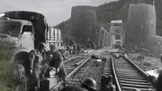 In einem computergenerierten Bild wird ein Archivbild der US-Truppen auf der Br&uuml;cke von Remagen mit Aufnahmen von heute verglichen.