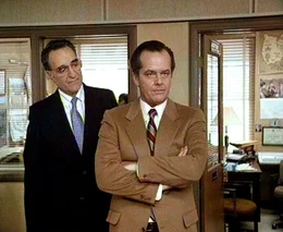 Senderchef Paul Moore (Peter Hackes, li.) und Starmoderator Bill Rorish (Jack Nicholson) verk&uuml;nden Entlassungen im Sender.