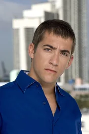 Jonathan Togo als Officer Ryan Wolfe