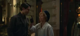 L-R: Andr&eacute; Fauvel (Lucas Bravo) und Ada Harris (Lesley Manville)