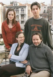 Commissario Brunetti (Uwe Kockisch, unten rechts) und seine Familie: Gattin Paola (Julia Jäger, unten links), Tochter Chiara (Laura-Charlotte Syniaba) und Sohn Raffi (Petrick Diemling).