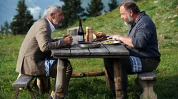 Die Politik der Gastfreundschaft: Vincent (Lambert Wilson, li.) und Pierre (Gr&eacute;gory Gadebois, re.) handeln mehr als nur das n&auml;chste Mittagessen aus.