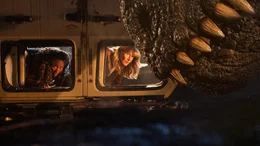 l-r: Kayla Watts (DeWanda Wise), Ellie Sattler (Laura Dern)