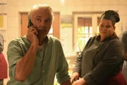 Ein Anruf lässt Jan (Christoph M. Ohrt) innehalten. Leslie Wolff (Nadine Wrietz) lauscht gespannt. Ein Anruf lässt Jan (Christoph M. Ohrt) innehalten. Leslie Wolff (Nadine Wrietz) lauscht gespannt.