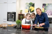 Björn Freitag auf Hausbesuch bei Mutter Meral und ihren Kindern Paul, Sophie (l.) und Anna (M.).