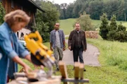 Die Kommissare Beissl (Andreas Giebel, rechts) und Jerry (Peter Marton, Mitte) sind auf dem Weg zu Wally Lindner (Senta Auth, links), der Mutter des Toten.