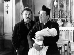 Don Camillo (Fernandel, rechts) weigert sich, das Baby seines Lieblingsfeindes Peppone (Gino Cervi) zu taufen.