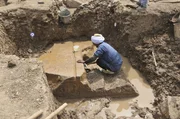 Grabungsareal Nr. 221 des "Heliopolis-Project". Der Fund des Tempelportals von K&ouml;nig Nektanebos I., unter dem Grundwasserspiegel.
