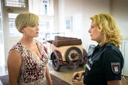 Annika Nelissen (Cornelia Kaupert, l.) wurde ebenso wie Claudia (Janette Rauch, r.) nachts im Park von einem Unbekannten überfallen. Annika Nelissen (Cornelia Kaupert, l.) wurde ebenso wie Claudia (Janette Rauch, r.) nachts im Park von einem Unbekannten überfallen.