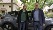 Tamara Meurer (Anja Pahl, l.) und Bernhard Henschel (Michael Lott, r.) geben sich als Paar aus, als sie die Eltern der entführten Romy aufsuchen. Niemand weiß, ob der Entführer das Haus der Familie heimlich beobachtet.