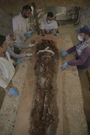 Saqqara, Ägypten - Ein Team ägyptischer Archäologen ruht sich aus, nachdem sie die Mumie von Didi-Bastet aus ihrer neu entdeckten Grabkammer entfernt haben. Die Mumie ist deutlich zersetzt, aber durch die Trümmer hindurch sind die Knochen zu erkennen. (National Geographic/Piers Leigh) Saqqara, Ägypten - Ein Team ägyptischer Archäologen ruht sich aus, nachdem sie die Mumie von Didi-Bastet aus ihrer neu entdeckten Grabkammer entfernt haben. Die Mumie ist deutlich zersetzt, aber durch die Trümmer hindurch sind die Knochen zu erkennen. (National Geographic/Piers Leigh)