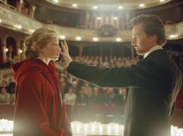 Beginnen eine Romanze, die lebensgef&auml;hrlich ist: Sophie (Jessica Biel, l.), verlobt mit dem j&auml;hzornigen und unberechenbaren Kronprinzen Leopold, und Magier Eisenheim (Edward Norton, r.), der alles tut, um seinen Rivalen zu reizen ...