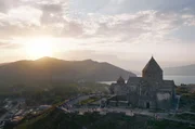 Es ist eines der bekanntesten armenischen Postkartenmotive: das Kloster Sewanawank auf der Sewanhalbinsel.