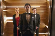 Darius Tanz (Santiago Cabrera, M.) präsentiert der Pentagon-Pressesprecherin Grace Barrows (Jennifer Finnigan, l.) und dem MIT-Studenten Liam Cole (Charlie Rowe, r.) seinen Plan, wie die Menschheit den Asteroideneinschlag überleben soll. Darius Tanz (Santiago Cabrera, M.) präsentiert der Pentagon-Pressesprecherin Grace Barrows (Jennifer Finnigan, l.) und dem MIT-Studenten Liam Cole (Charlie Rowe, r.) seinen Plan, wie die Menschheit den Asteroideneinschlag überleben soll.