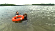 ARD/NDR SPÜRNASE, FÄHRTENSAU & CO. (8), "Rufus' großer Tag", Maja rettet eine Person mit Rettungsring aus dem Wasser. ARD/NDR SPÜRNASE, FÄHRTENSAU & CO. (8), "Rufus' großer Tag", Maja rettet eine Person mit Rettungsring aus dem Wasser.