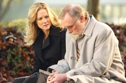 Gespr&auml;ch mit einem wichtigen Zeugen: Laura Linney als Erin Bruner, Duncan Fraser als Dr. Cartwright (Copyright SRF/Sony Pictures Television International)