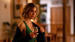 Michelle (Alison Brie) will feiern und wundert sich &uuml;ber die Zur&uuml;ckhaltung der anderen.