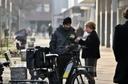 Susanne Bonard (Corinna Harfouch, re) kann den Fahrradkurier Nil Kumara (Ajay Paul, li), der den Toten kannte, dazu bringen, mit ihr zu sprechen. Susanne Bonard (Corinna Harfouch, re) kann den Fahrradkurier Nil Kumara (Ajay Paul, li), der den Toten kannte, dazu bringen, mit ihr zu sprechen.