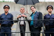 Kriminalinspektor Jörg Pudschedl (Thomas Mraz, 2.v.r.) sein Vater Bruno Pudschedl (Branko Samarovski, 2.v.l.) beobachten aus der Ferne die Trauerfeierlichkeiten um Josef Steinbergs Begräbnis. (Mit Komparsen, l.und r.) Kriminalinspektor Jörg Pudschedl (Thomas Mraz, 2.v.r.) sein Vater Bruno Pudschedl (Branko Samarovski, 2.v.l.) beobachten aus der Ferne die Trauerfeierlichkeiten um Josef Steinbergs Begräbnis. (Mit Komparsen, l.und r.)