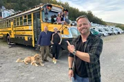 Friso Richter mit Hartmut und Jana von der Känguru Familie, vor deren umgebauten Känguru-Bus.