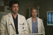 Da es Meredith (Ellen Pompeo, r.) immer noch schwer fällt, den charmanten Avancen von Derek (Patrick Dempsey, l.) zu widerstehen, spricht sie ein ernstes Wort mit ihm ... Da es Meredith (Ellen Pompeo, r.) immer noch schwer fällt, den charmanten Avancen von Derek (Patrick Dempsey, l.) zu widerstehen, spricht sie ein ernstes Wort mit ihm ...