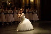 Thea (Hannah Dodd, M.) überzeugt an der Pariser Ballettschule im Jahr 1905 alle von ihrem großen tänzerischen Können.