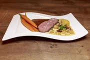 Die Hauptspeise: Rumpsteak in Heu gegart, Steinpilz-Kartoffeln und glasierten Möhren.