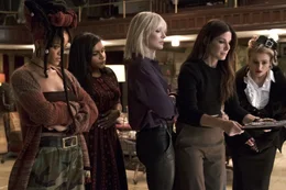 Nine Ball (Rihanna, l.), Amita (Mindy Kaling, 2.v.l.), Lou (Cate Blanchett, M.), Debbie Ocean (Sandra Bullock, 2.v.r.) und Rose Weil (Helena Bonham Carter, r.) begutachten die Diamantcollier-Attrappe aus dem 3-D-Drucker.