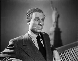 Fry (Norman Lloyd) geh&ouml;rt einem USA-feindlichen Agentennetzwerk an und kann als einziger beweisen, dass Barry unschuldig ist. Daher verfolgt ihn Barry und will ihn an der Freiheitsstatue stellen, wo Fry hofft, sich verstecken zu k&ouml;nnen.