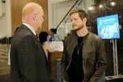 Marshall Winthrop (Glenn Morshower, l.); Dr. Conrad Hawkins (Matt Czuchry, r.)