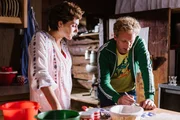 Norbert hilft Fanny dabei, Lieserls Hütte auf Vordermann zu bringen. Von links: Fanny Lechner (Katrin Lux) und Norbert (Kai Lentrodt).