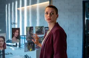 Kommissarin Nina (Julia E. Lenske) steht vor den Bildern des Tatortes. Kommissarin Nina (Julia E. Lenske) steht vor den Bildern des Tatortes.
