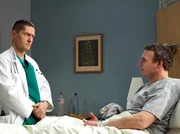 Reinhold Wollenberg (Oliver Breite, rechts) lässt sich von Dr. Kaminski (Udo Schenk) wegen einer Entzündung behandeln. Andrea Wollenberg, Reinholds Frau, ist eine Kollegin von Dr. Kaminski. Als Kaminski nachfragt, warum Reinhold sich nicht von seiner Frau behandeln lässt, weicht er aus.