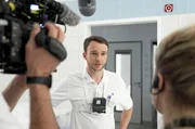 Dr. Jonas Armbruster bei Dreharbeiten in der BG Klinik Ludwigshafen.