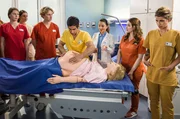 Kiran zeigt den Pflegeschülern die äußere Wendung bei einer Schwangerschaft. Kiran zeigt den Pflegeschülern die äußere Wendung bei einer Schwangerschaft.