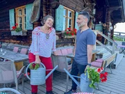 Silvia Beyer und Marcus Fahn vor der Hündeleskopfhütte. Silvia Beyer und Marcus Fahn vor der Hündeleskopfhütte.