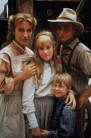 (1.-3. Staffel) - Als Charlotte Cooper, die Hebamme von Colorado Springs, von einer Schlange gebissen wird, ringt sie auf dem Sterbebett Dr. Quinn (Jane Seymour, l.) das Versprechen ab, sich um ihre drei Kinder Matthew (Chad Allen, r.), Colleen (Erika Flores, 2.v.l.) und Brian (Shawn Toovey, 2.v.r.) zu kümmern. Zunächst können sich die Kinder mit der neuen Situation nur schwer abfinden