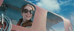 Pertsa (Olavi Kiiski) ist aufgeregt, weil er zum ersten Mal in seinem selbstgebauten Flugzeug fliegt.